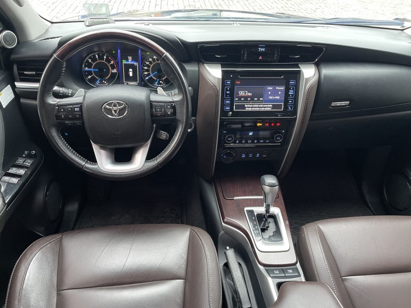 HILUX SW4 2.8 SRX 4X4 7 LUGARES 16V TURBO INTERCOOLER DIESEL 4P AUTOMÁTICO - 2017 - CAXIAS DO SUL