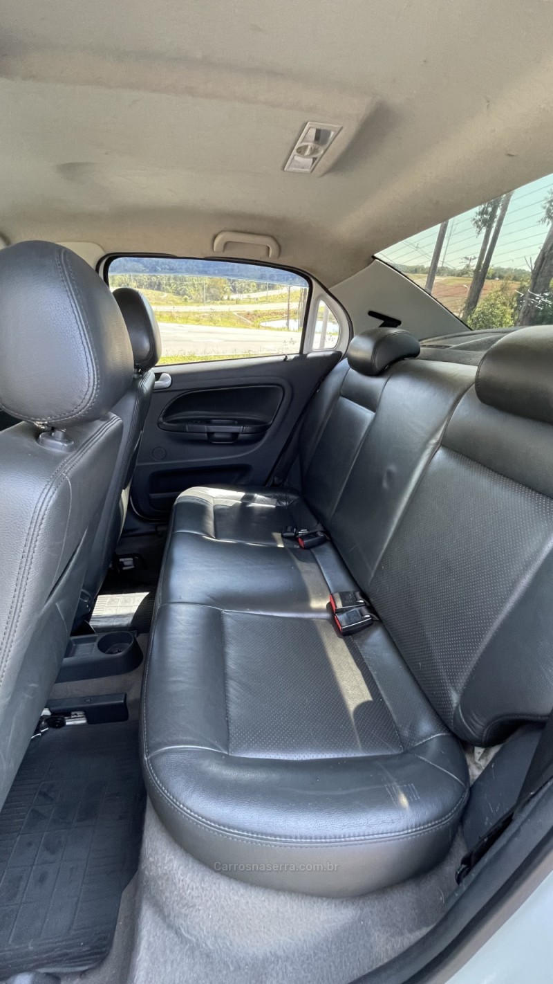 VOYAGE 1.6 MI COMFORTLINE 8V FLEX 4P AUTOMATIZADO - 2013 - VILA FLORES