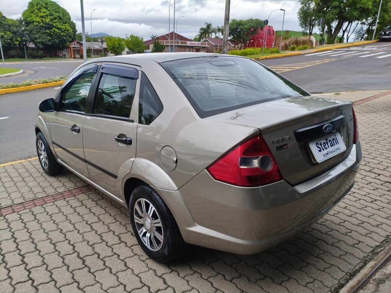 FIESTA 1.6 MPI SEDAN 8V FLEX 4P MANUAL - 2005 - BOM PRINCíPIO