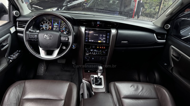 HILUX SW4 2.8 SRX 4X4 7 LUGARES 16V TURBO INTERCOOLER DIESEL 4P AUTOMÁTICO - 2019 - CAXIAS DO SUL