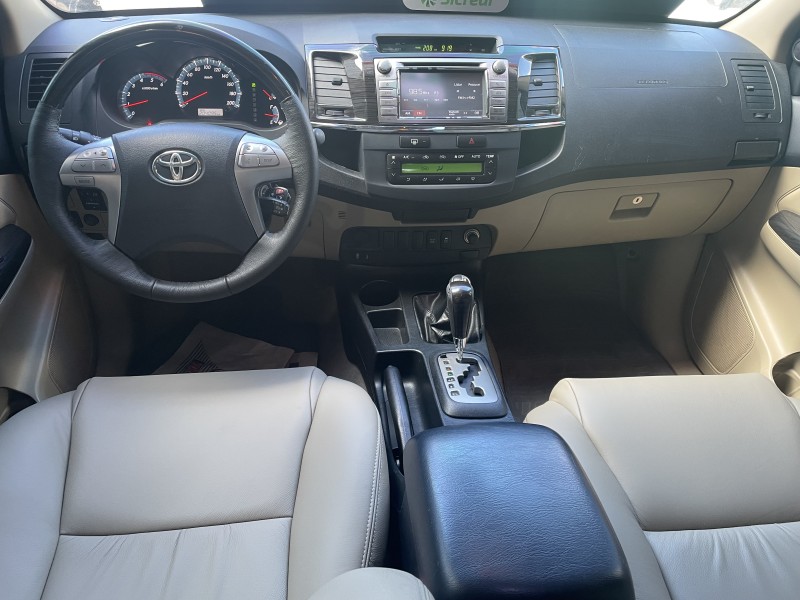 HILUX SW4 3.0 SRV 4X4 7 LUGARES 16V TURBO INTERCOOLER DIESEL 4P AUTOMÁTICO - 2014 - CAXIAS DO SUL