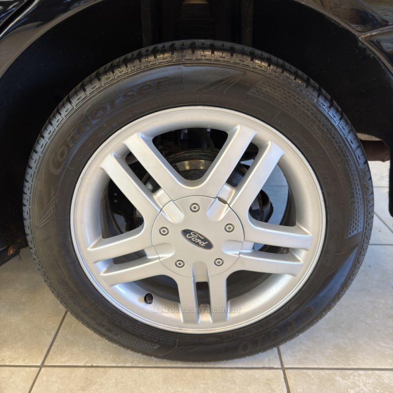 FOCUS 1.6 GL SEDAN 8V FLEX 4P MANUAL - 2005 - FARROUPILHA