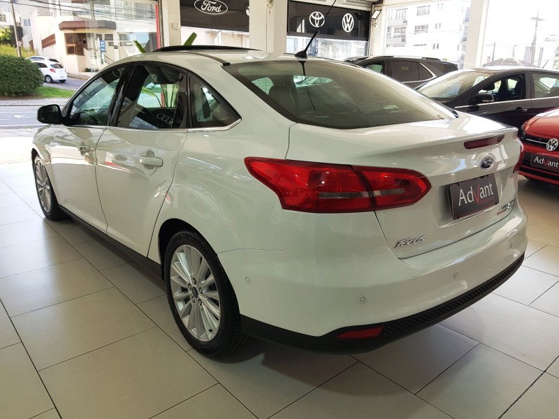 FOCUS 2.0 TITANIUM PLUS FASTBACK 16V FLEX 4P AUTOMÁTICO - 2016 - CAXIAS DO SUL