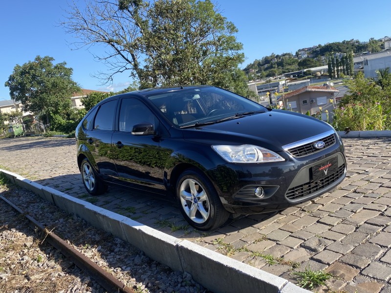 FOCUS 1.6 GLX 16V FLEX 4P MANUAL - 2013 - CARLOS BARBOSA
