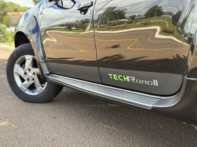 DUSTER 2.0 TECH ROAD 4X2 16V FLEX 4P MANUAL - 2015 - VACARIA