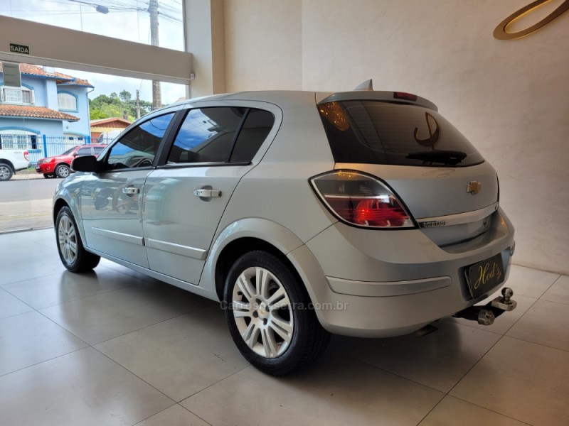 VECTRA 2.0 MPFI GT HATCH 8V FLEX 4P MANUAL - 2011 - CANELA