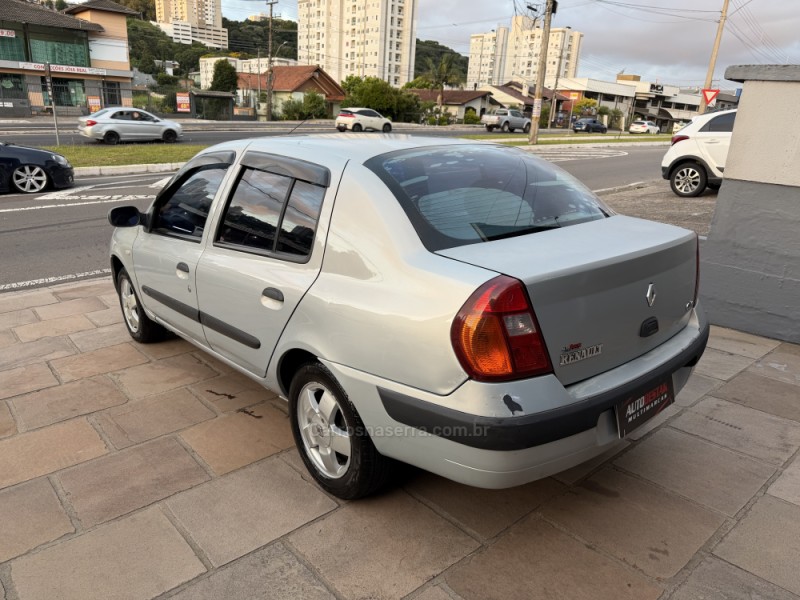 CLIO 1.6 AUTHENTIQUE SEDAN 16V FLEX 4P MANUAL - 2003 - CAXIAS DO SUL