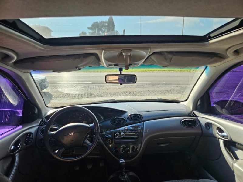 FOCUS 2.0 GHIA 16V FLEX 4P MANUAL - 2001 - VERANóPOLIS