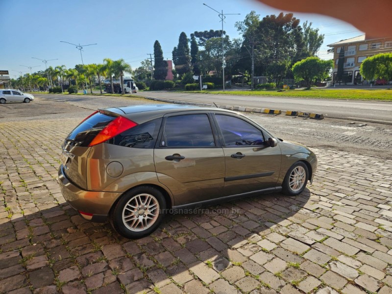 FOCUS 2.0 GHIA 16V FLEX 4P MANUAL - 2001 - VERANóPOLIS