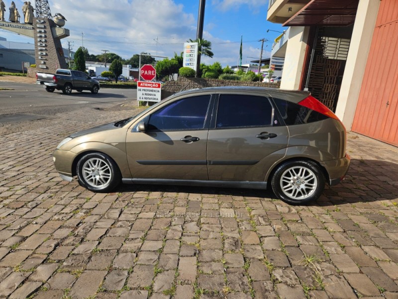 FOCUS 2.0 GHIA 16V FLEX 4P MANUAL - 2001 - VERANóPOLIS