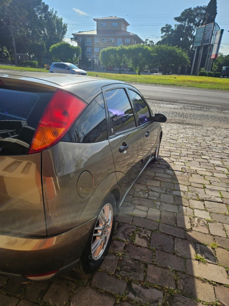FOCUS 2.0 GHIA 16V FLEX 4P MANUAL - 2001 - VERANóPOLIS