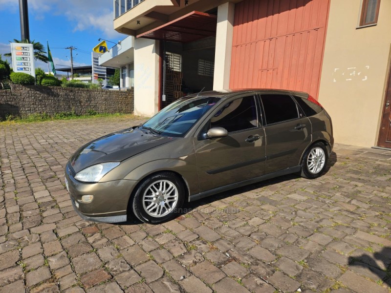 FOCUS 2.0 GHIA 16V FLEX 4P MANUAL - 2001 - VERANóPOLIS