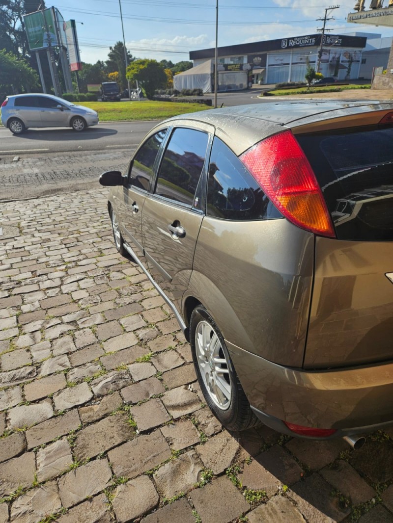 FOCUS 2.0 GHIA 16V FLEX 4P MANUAL - 2001 - VERANóPOLIS