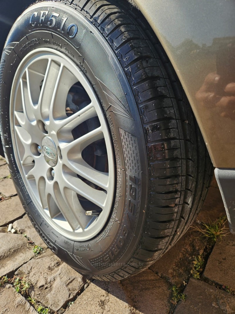 FOCUS 2.0 GHIA 16V FLEX 4P MANUAL - 2001 - VERANóPOLIS