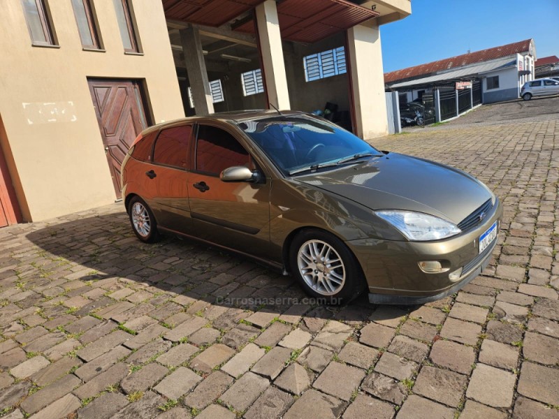 FOCUS 2.0 GHIA 16V FLEX 4P MANUAL - 2001 - VERANóPOLIS