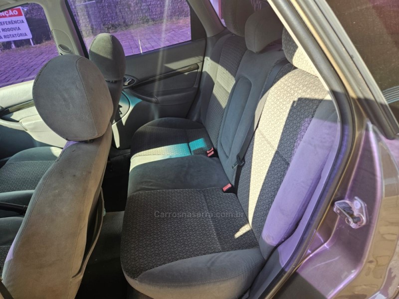 FOCUS 2.0 GHIA 16V FLEX 4P MANUAL - 2001 - VERANóPOLIS