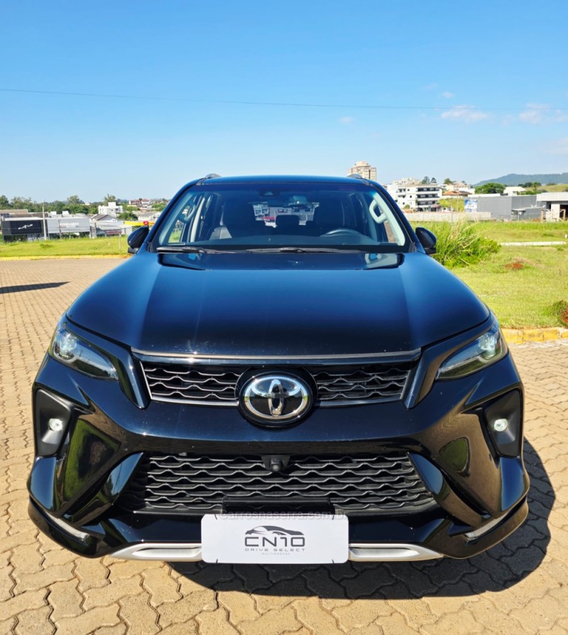 HILUX SW4 2.8 4X4 SRX PLATINUM TURBO 7 LUGARES DIESEL 4P AUTOMÁTICO - 2024 - LAJEADO