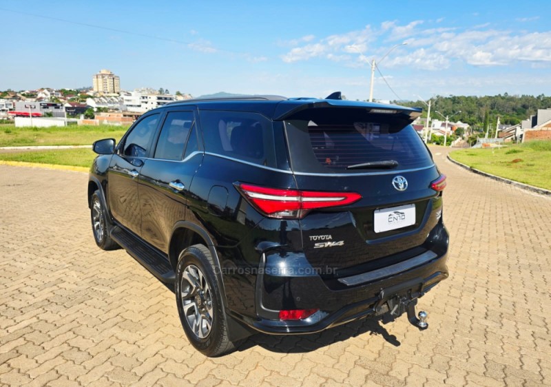 HILUX SW4 2.8 4X4 SRX PLATINUM TURBO 7 LUGARES DIESEL 4P AUTOMÁTICO - 2024 - LAJEADO