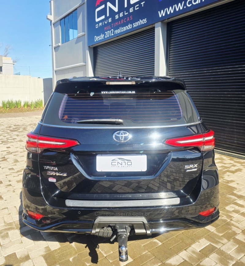 HILUX SW4 2.8 4X4 SRX PLATINUM TURBO 7 LUGARES DIESEL 4P AUTOMÁTICO - 2024 - LAJEADO