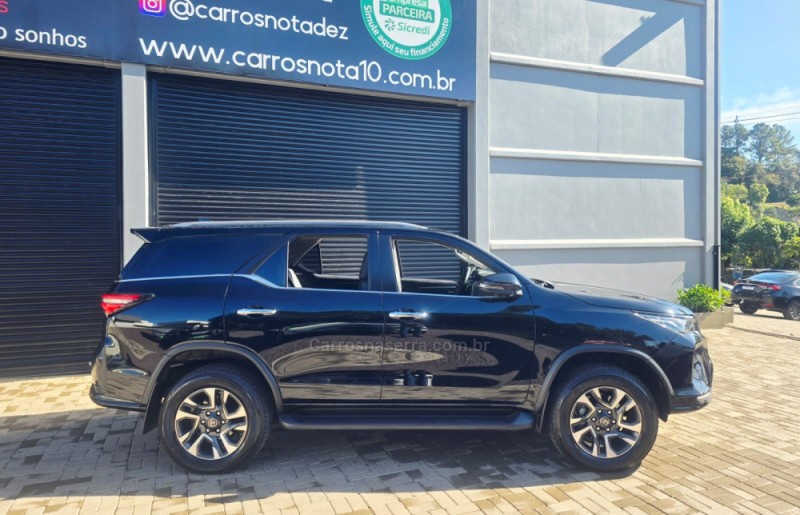 HILUX SW4 2.8 4X4 SRX PLATINUM TURBO 7 LUGARES DIESEL 4P AUTOMÁTICO - 2024 - LAJEADO