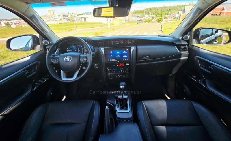 HILUX SW4 2.8 4X4 SRX PLATINUM TURBO 7 LUGARES DIESEL 4P AUTOMÁTICO - 2024 - LAJEADO