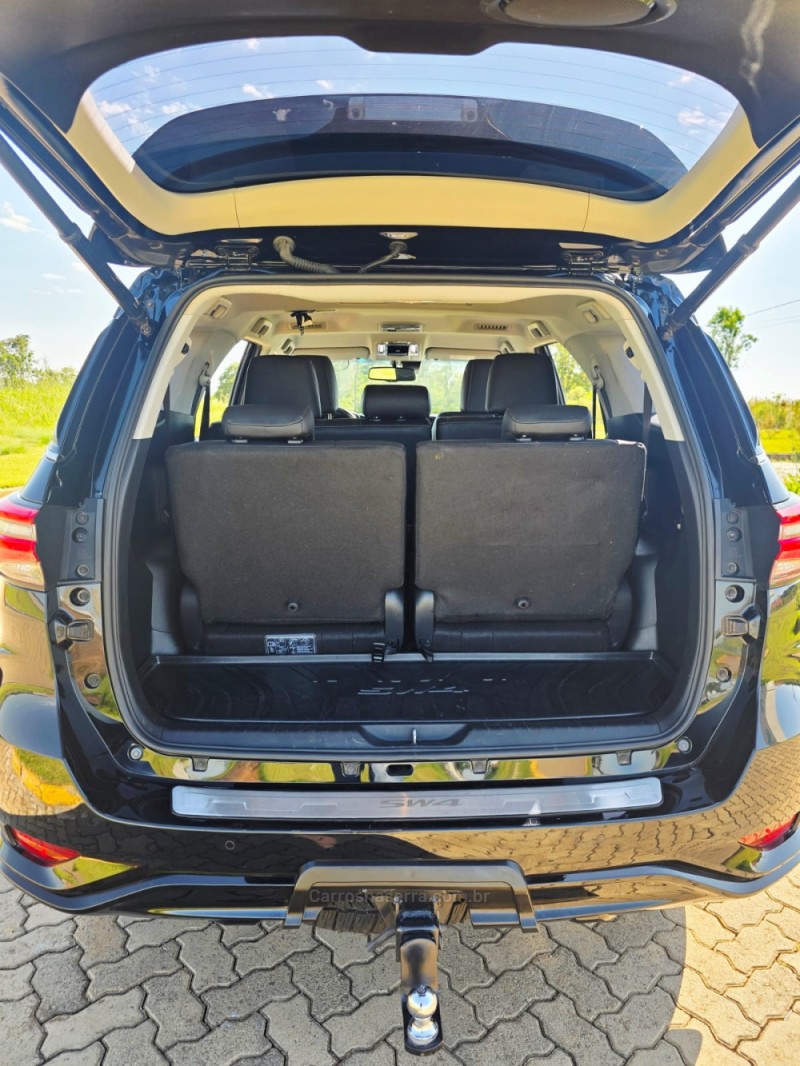 HILUX SW4 2.8 4X4 SRX PLATINUM TURBO 7 LUGARES DIESEL 4P AUTOMÁTICO - 2024 - LAJEADO