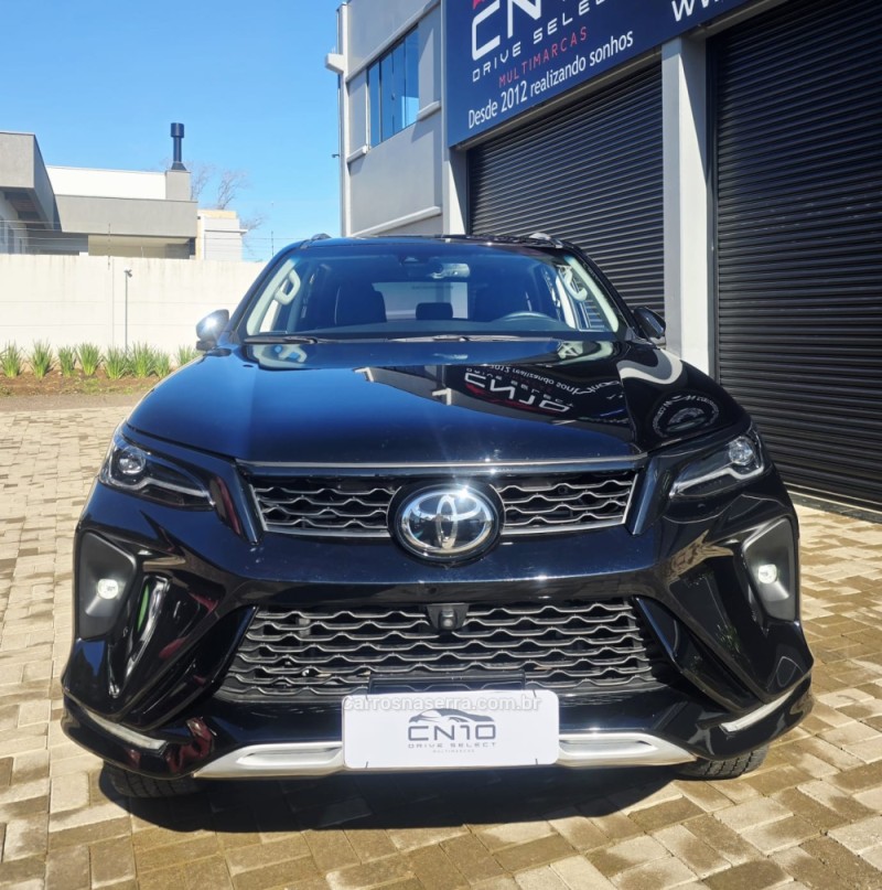 HILUX SW4 2.8 4X4 SRX PLATINUM TURBO 7 LUGARES DIESEL 4P AUTOMÁTICO - 2024 - LAJEADO