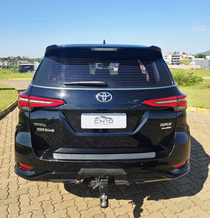 HILUX SW4 2.8 4X4 SRX PLATINUM TURBO 7 LUGARES DIESEL 4P AUTOMÁTICO - 2024 - LAJEADO