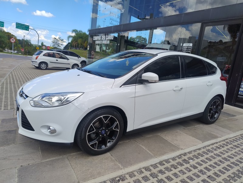 focus 2.0 titanium hatch 16v flex 4p automatico 2015 caxias do sul