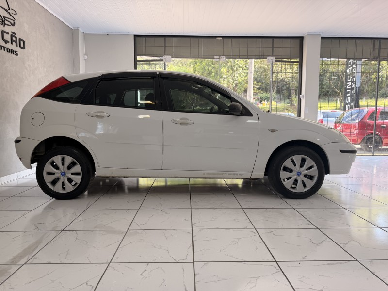 FOCUS 1.6 8V GASOLINA 4P MANUAL - 2004 - CAXIAS DO SUL