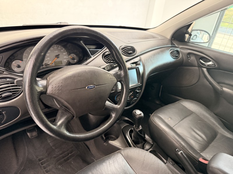 FOCUS 1.6 8V GASOLINA 4P MANUAL - 2004 - CAXIAS DO SUL