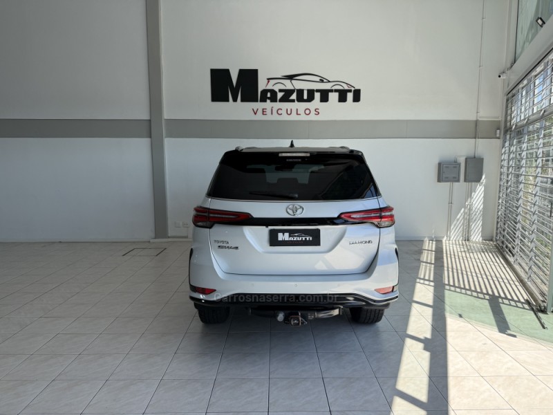 HILUX SW4 2.8 SRX 4X4 DIAMOND 16V TURBO DIESEL 4P 7 LUGARES AUTOMÁTICO - 2024 - BENTO GONçALVES