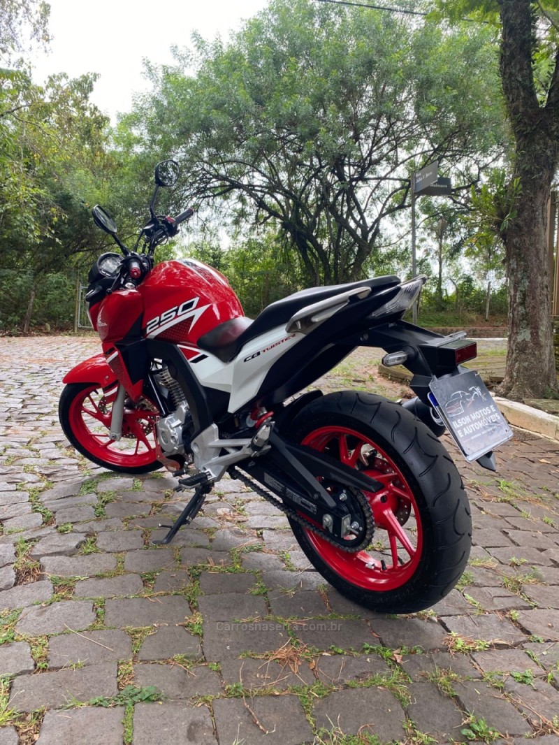 CB 250F TWISTER  - 2022 - LAJEADO