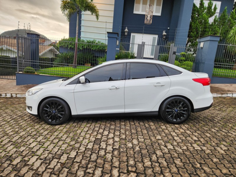 FOCUS 2.0 TITANIUM FASTBACK 16V FLEX 4P AUTOMÁTICO - 2017 - MONTENEGRO