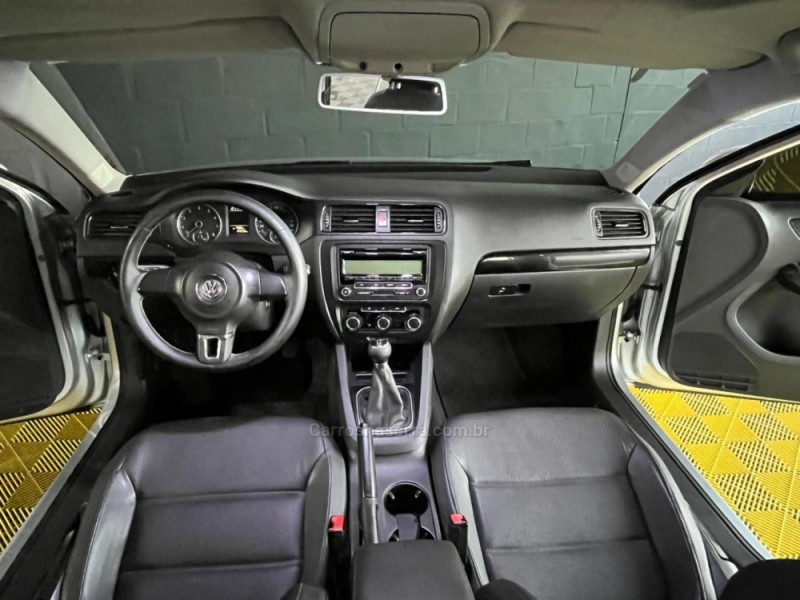 JETTA 2.0 COMFORTLINE FLEX 4P MANUAL - 2011 - CAXIAS DO SUL