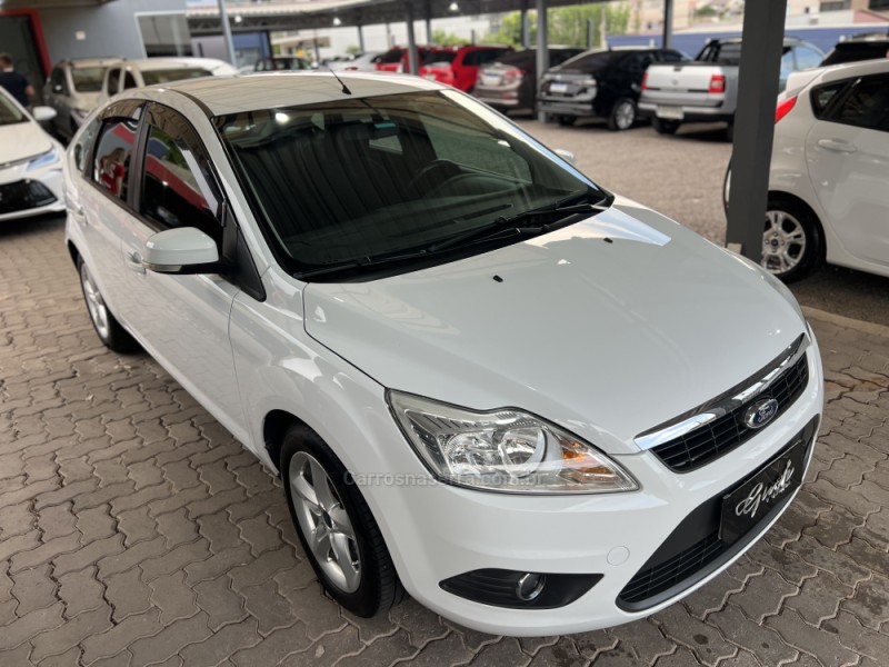 FOCUS 1.6 GLX 8V FLEX 4P MANUAL - 2013 - BOM PRINCíPIO
