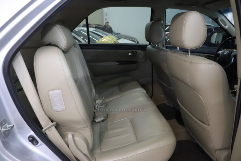 HILUX SW4 3.0 SRV 4X4 7 LUGARES 16V TURBO INTERCOOLER DIESEL 4P AUTOMÁTICO - 2014 - CAXIAS DO SUL