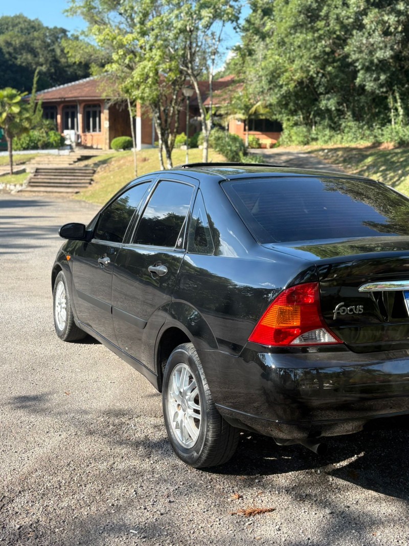 FOCUS 2.0 GHIA 16V GASOLINA 4P MANUAL - 2001 - FARROUPILHA