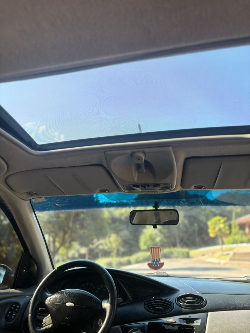 FOCUS 2.0 GHIA 16V GASOLINA 4P MANUAL - 2001 - FARROUPILHA