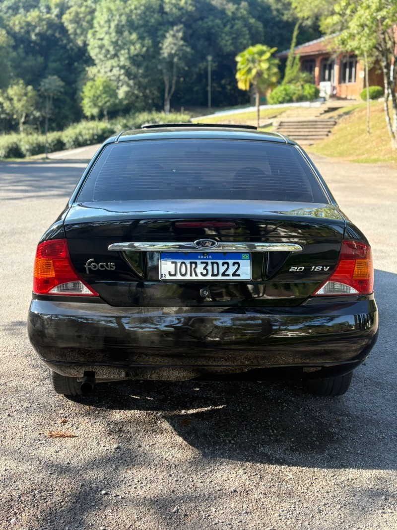 FOCUS 2.0 GHIA 16V GASOLINA 4P MANUAL - 2001 - FARROUPILHA