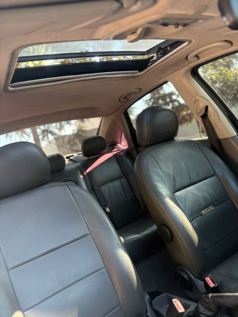 FOCUS 2.0 GHIA 16V GASOLINA 4P MANUAL - 2001 - FARROUPILHA