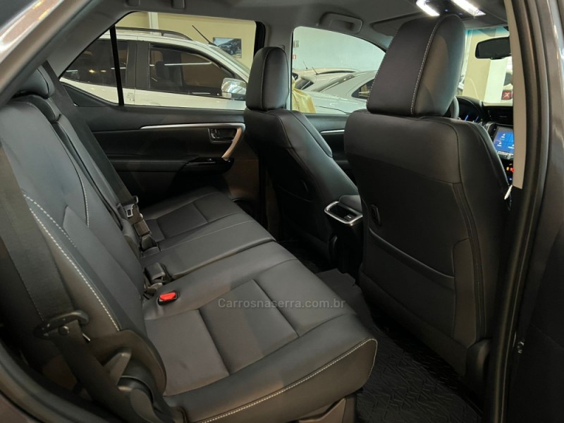 HILUX SW4 2.8 4X4 SRX PLATINUM TURBO 7 LUGARES DIESEL 4P AUTOMÁTICO - 2025 - CAXIAS DO SUL