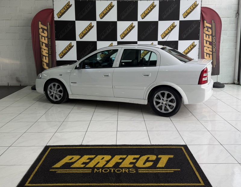 ASTRA 2.0 MPFI ADVANTAGE SEDAN 8V FLEX 4P MANUAL - 2011 - PORTãO