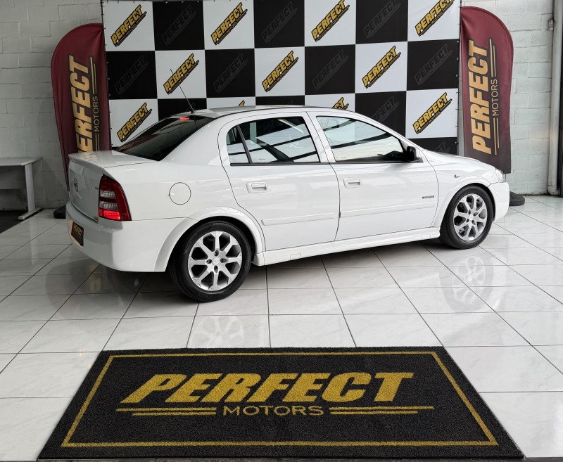 ASTRA 2.0 MPFI ADVANTAGE SEDAN 8V FLEX 4P MANUAL - 2011 - PORTãO