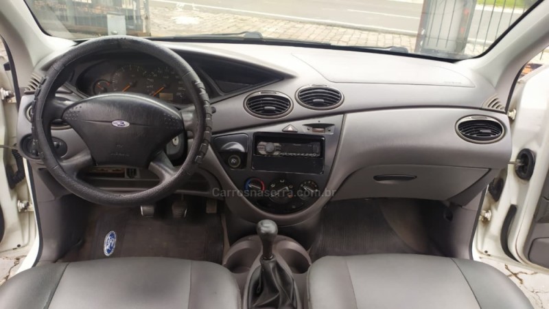 FOCUS 1.8 16V GASOLINA 4P MANUAL - 2001 - CAXIAS DO SUL