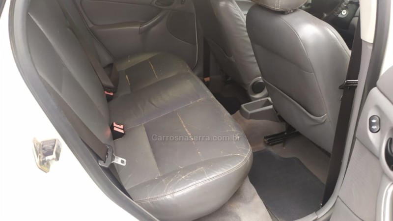 FOCUS 1.8 16V GASOLINA 4P MANUAL - 2001 - CAXIAS DO SUL