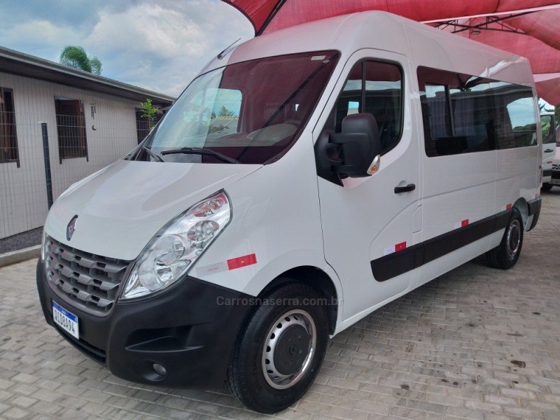 MASTER 2.3 DCI MINIBUS STANDARD L2H2 16 LUGARES 16V DIESEL 4P MANUAL - 2017 - CAXIAS DO SUL