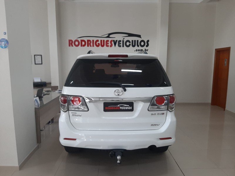 HILUX SW4 3.0 SRV 4X4 7 LUGARES 16V TURBO INTERCOOLER DIESEL 4P AUTOMÁTICO - 2012 - CAXIAS DO SUL