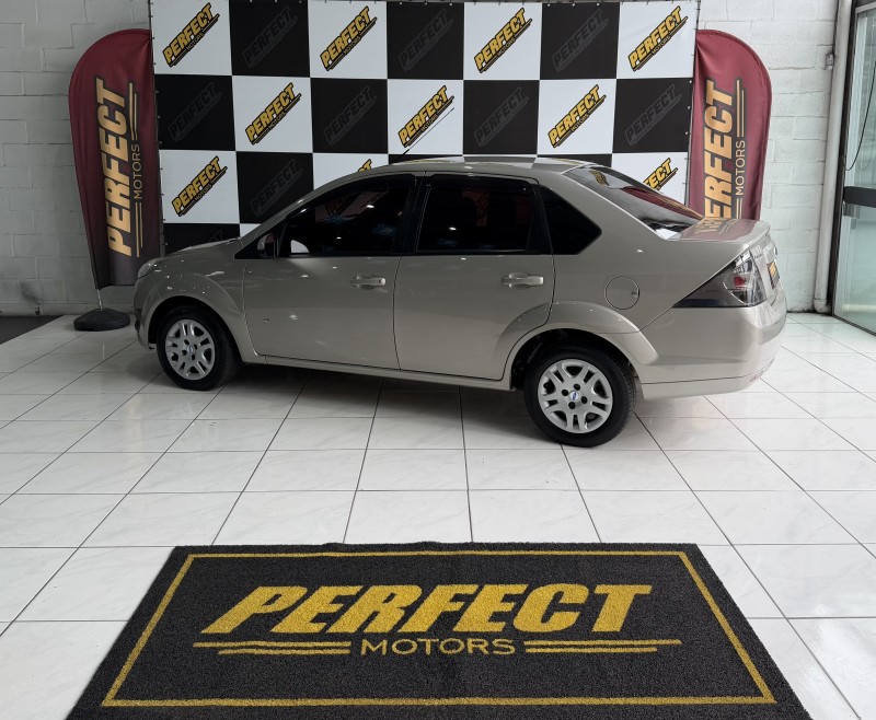 FIESTA 1.6 SE SEDAN 16V FLEX 4P MANUAL - 2014 - PORTãO