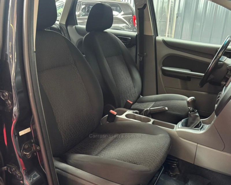 FOCUS 1.6 8V FLEX 4P MANUAL - 2012 - VACARIA